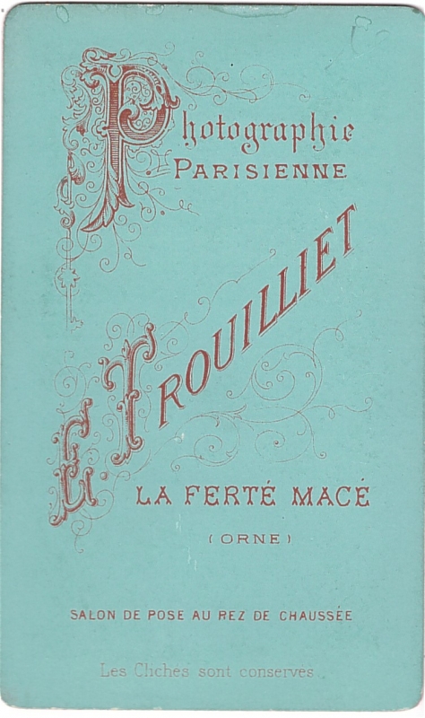 Homme âgé, le visage encadré par deux côtelettes de mouton