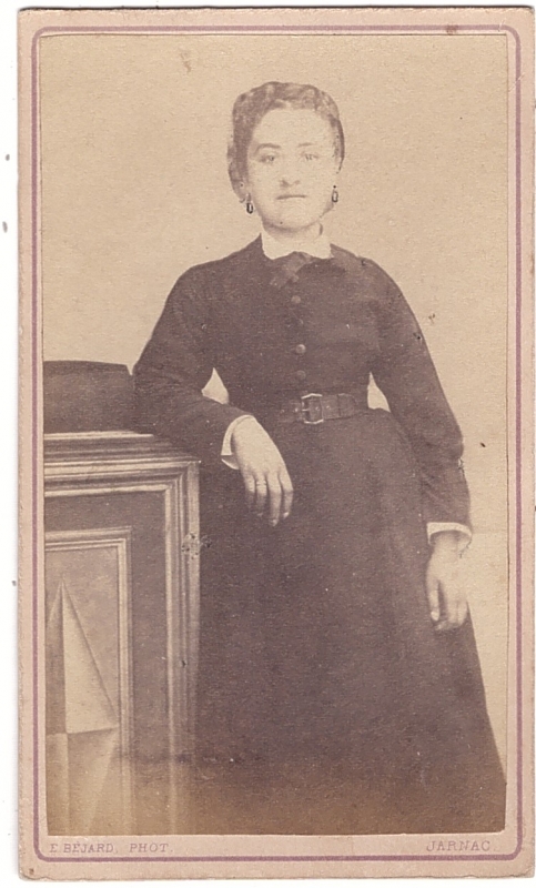 Jeune femme en robe noire