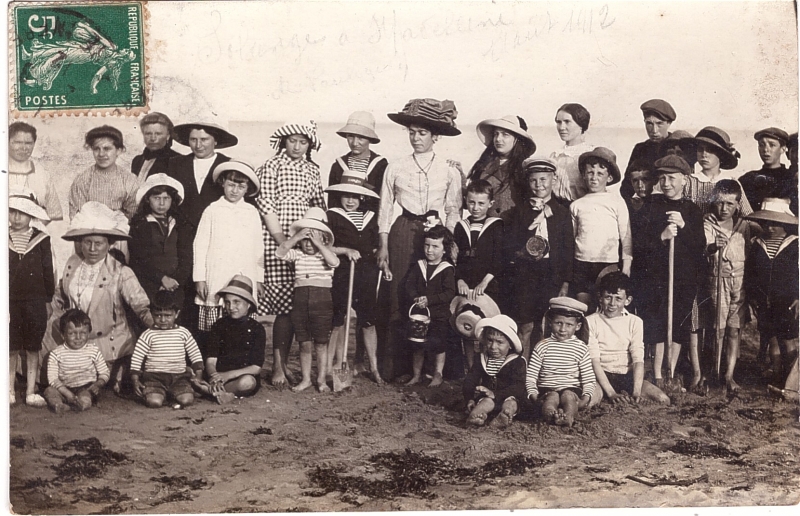 Groupe d'estivants sur la plage du Pouliguen