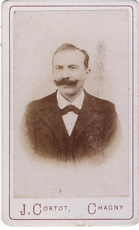 Homme avec une grosse moustache noire
