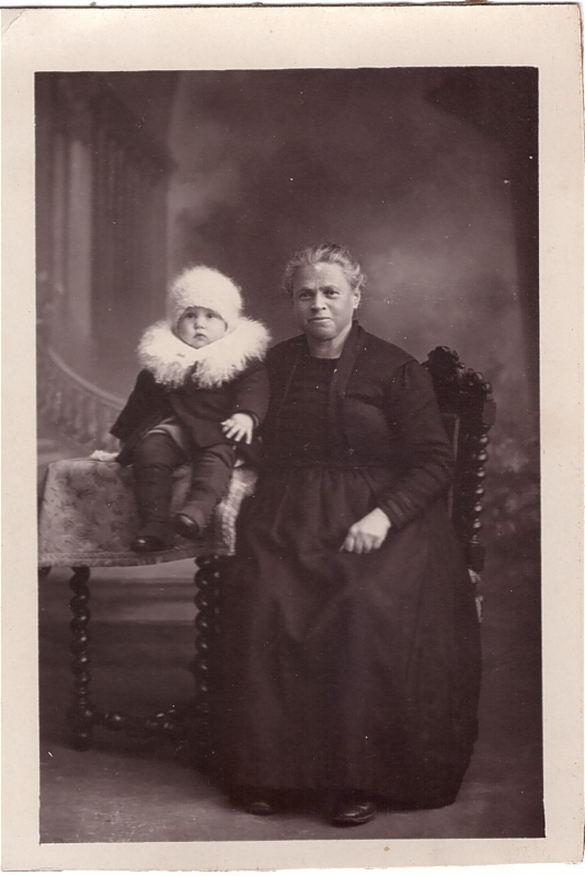 Femme âgée posant  avec sa petite-fille