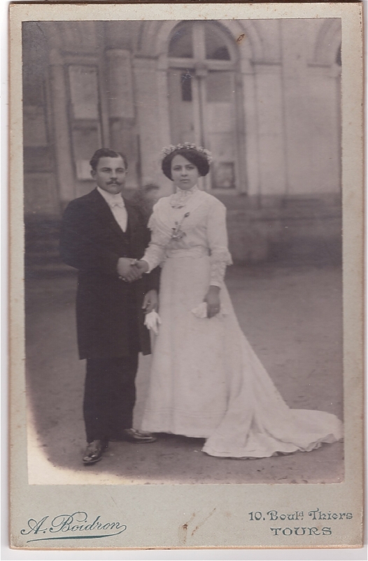 Mariés posant en extérieur