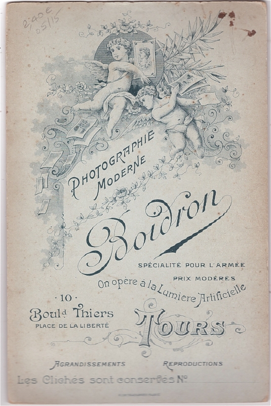 Mariés posant en extérieur