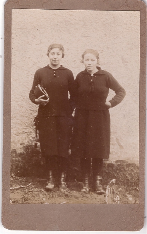 Deux jeunes filles posant devant un mur