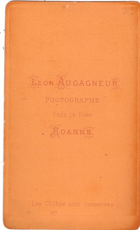 Femme coiffée d'un bonnet