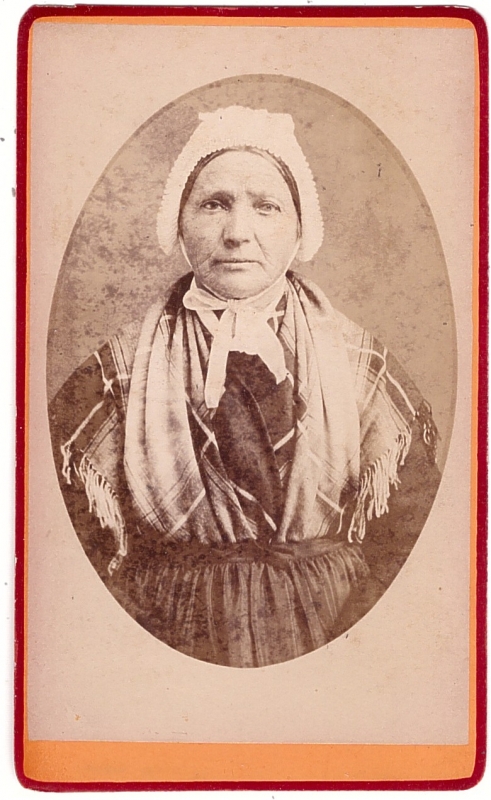Femme coiffée d'un bonnet