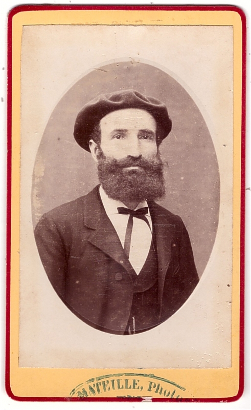 Homme barbu coiffé d'un béret
