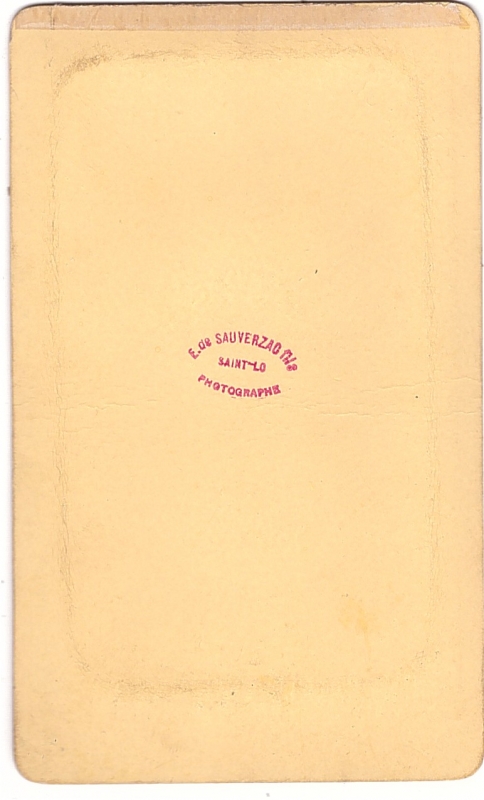 Deux garçons en uniforme scolaire
