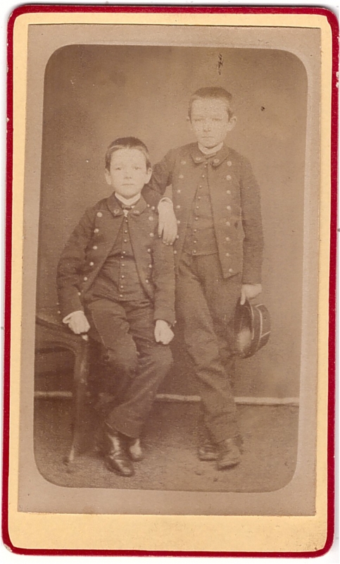 Deux garçons en uniforme scolaire