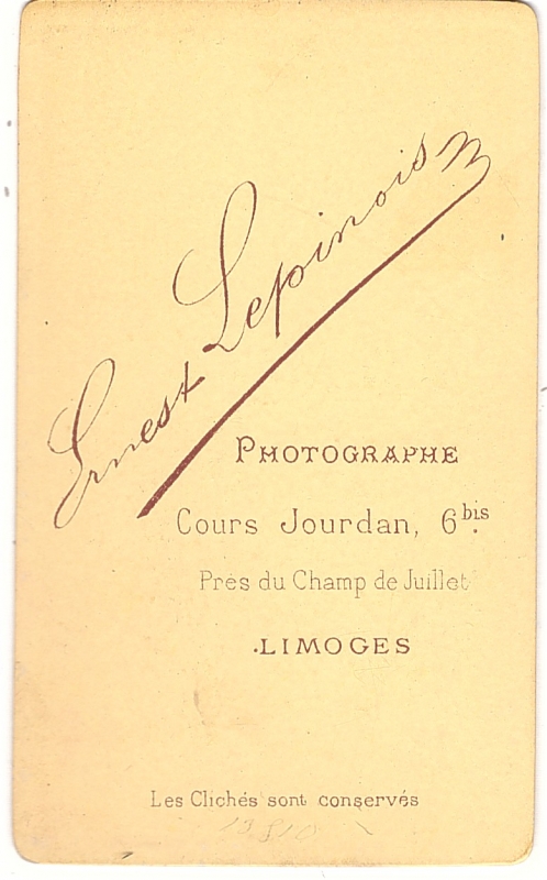Homme aux cheveux courts