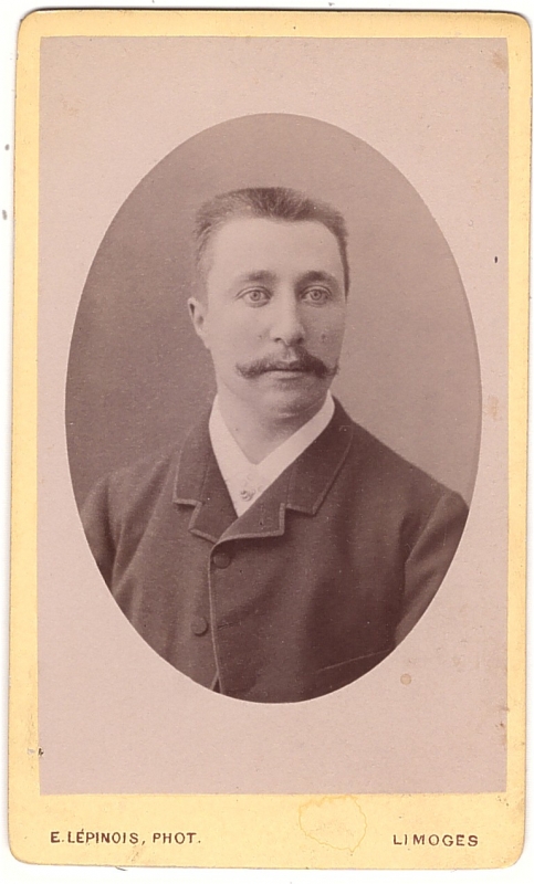 Homme aux cheveux courts
