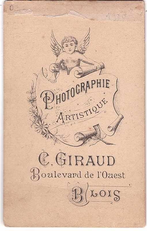 Homme qui regarde en l'air