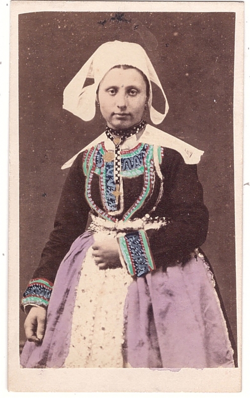 Bretonne portant un costume à localiser