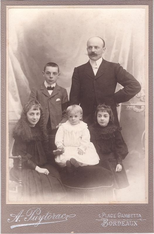 Homme posant avec quatre enfants
