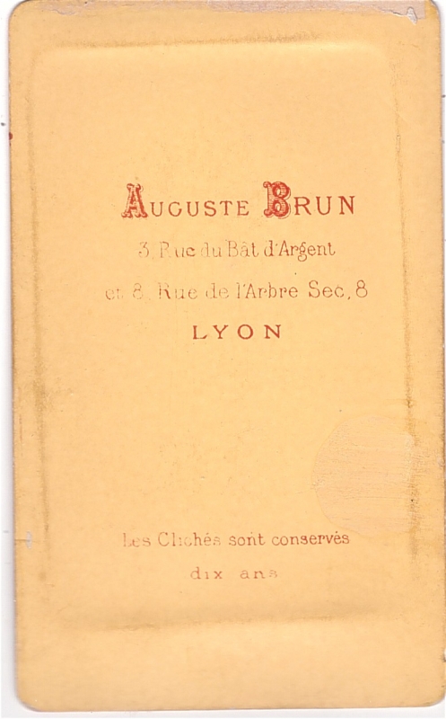 Jeune homme avec une coupe de cheveux originale