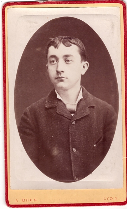 Jeune homme avec une coupe de cheveux originale