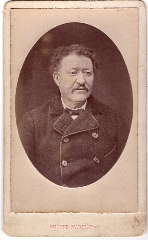 Homme aux cheveux frisés