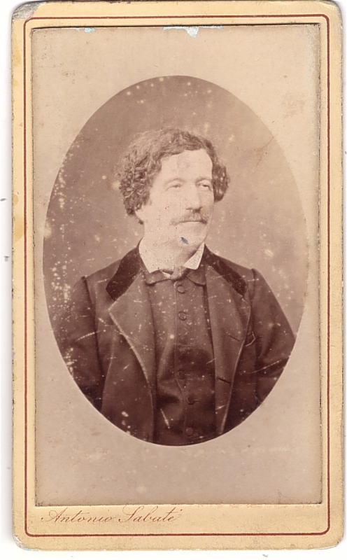 Homme aux cheveux frisés