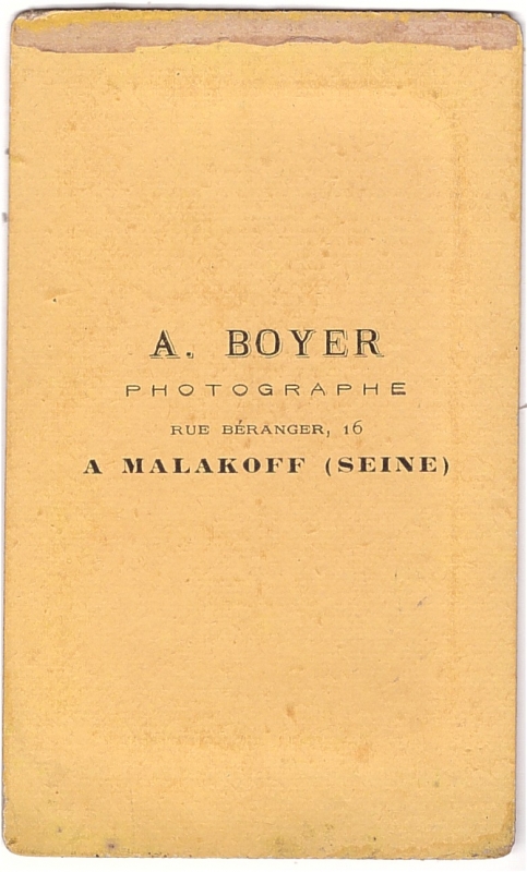 Enfant posant debout