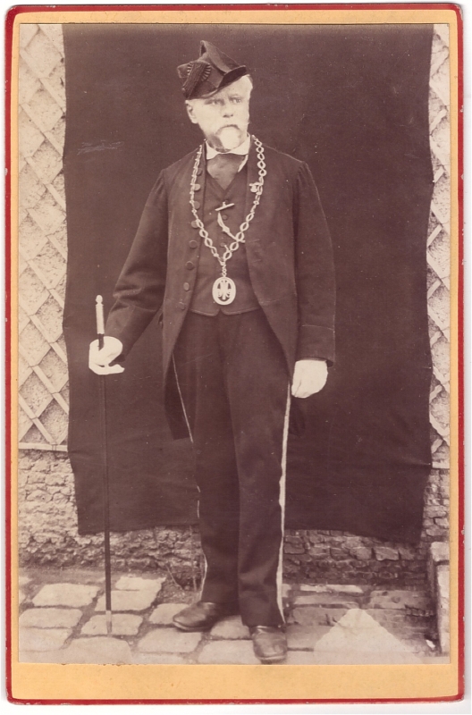 Homme vêtu d'un uniforme à identifier