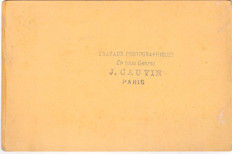 Homme vêtu d'un uniforme à identifier