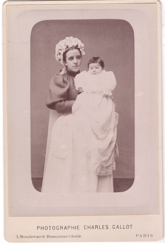 Nourrice tenant un bébé dans ses bras