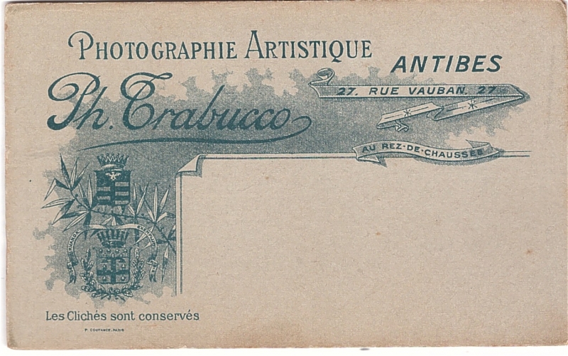 Couple posant debout