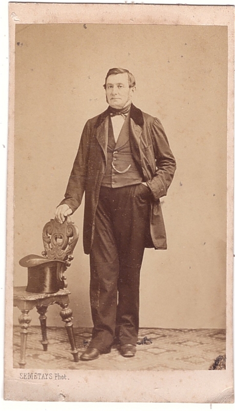 Homme debout une main dans la poche