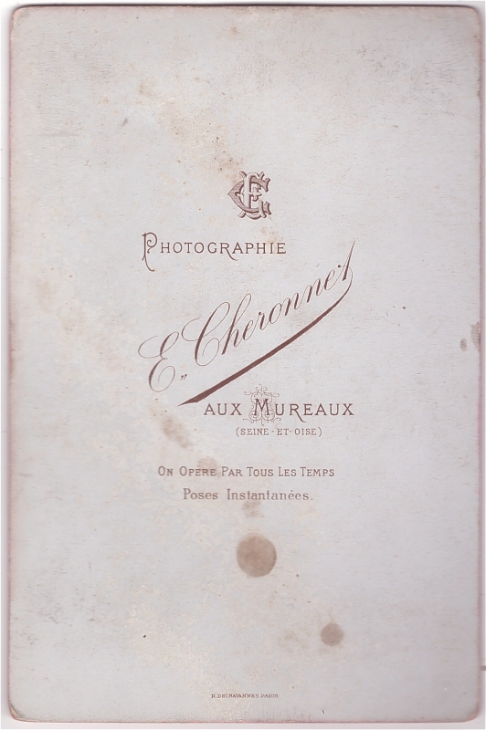 Edifice en bord de Seine