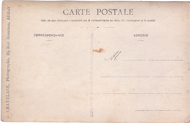 Soldat posant dans la rue, l'arme au pied