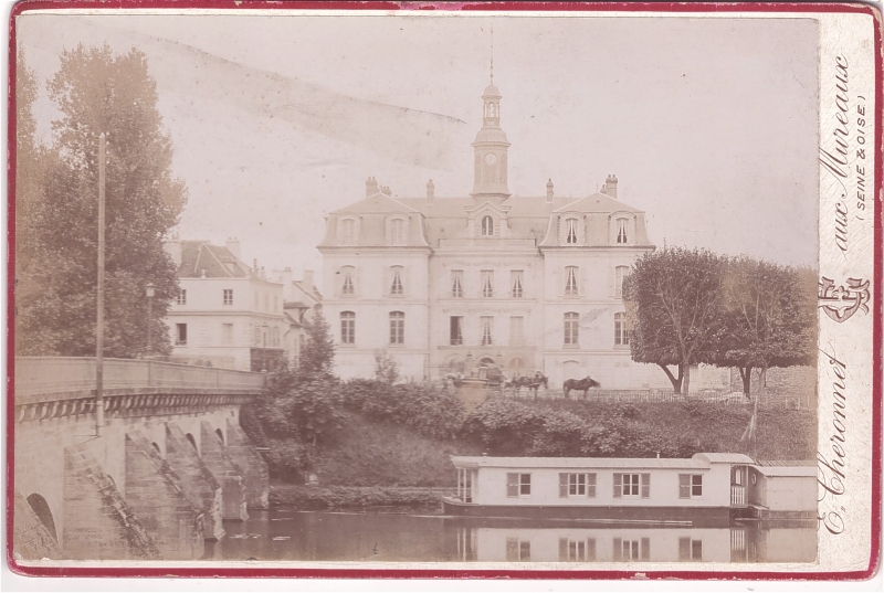 Edifice en bord de Seine