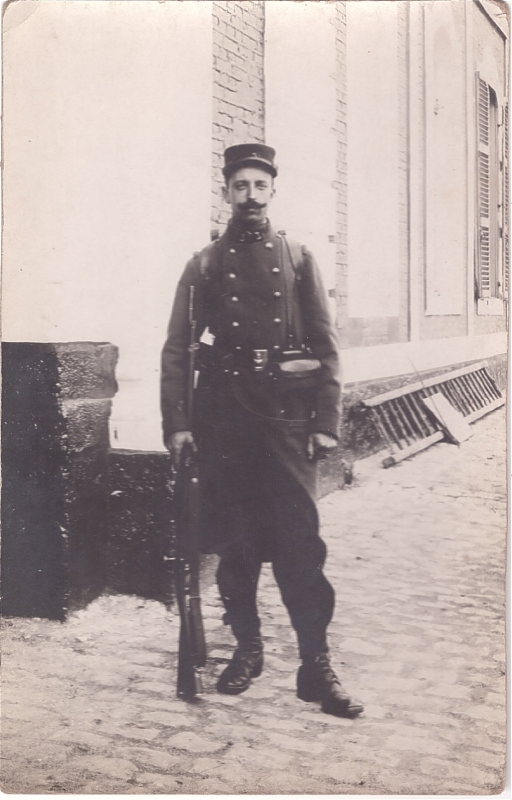 Soldat posant dans la rue, l'arme au pied