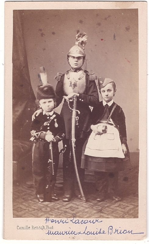 Trois enfants déguisés
