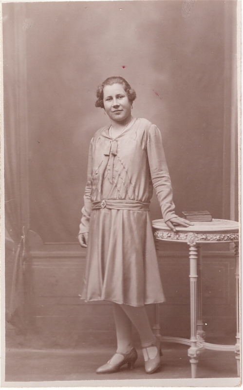 Femme posant en atelier