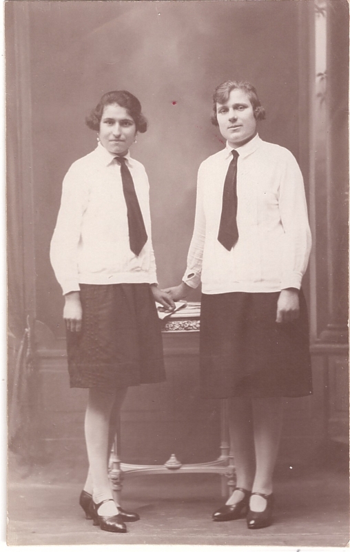 Deux femmes  avec une cravate