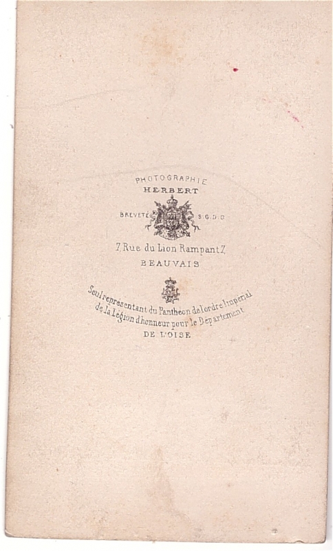 Jeune femme non identifiée