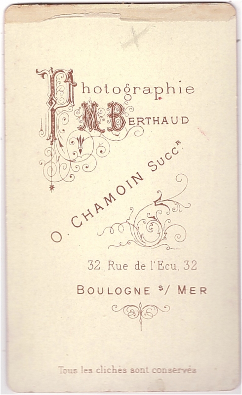 Jeune femme non identifiée