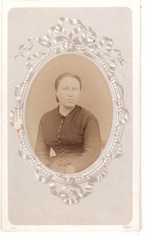 Femme (portrait en médaillon)