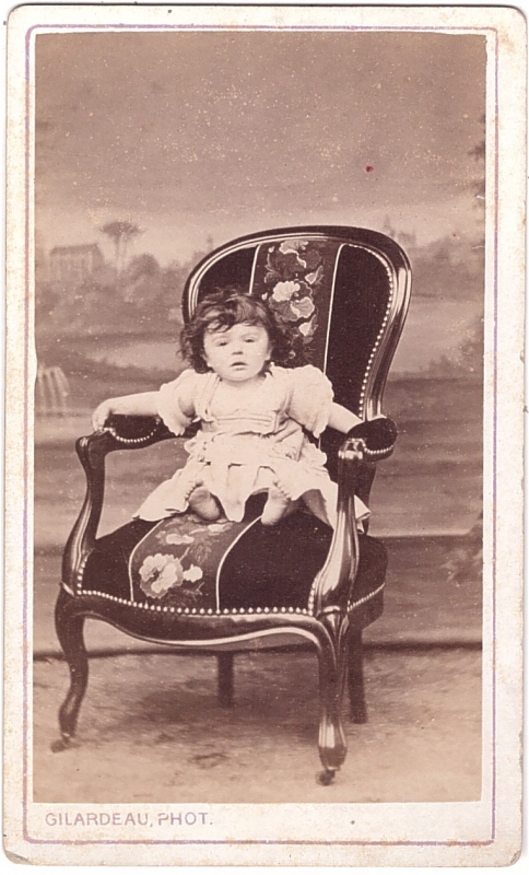 Bambin assis dans un grand fauteuil