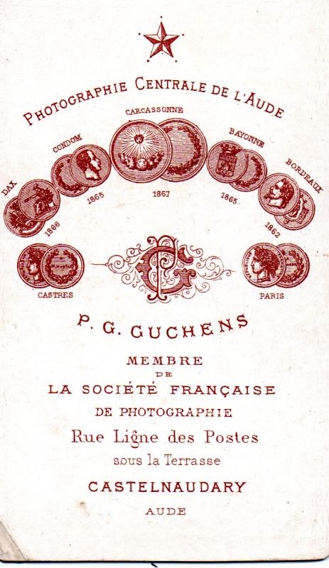 Grande fille avec sa poupée