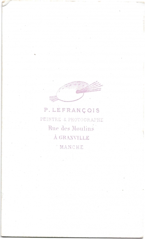 Jeune femme qui porte des boucles d'oreille.