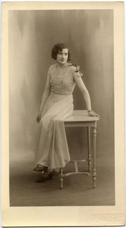 Jeune femme assise sur une table