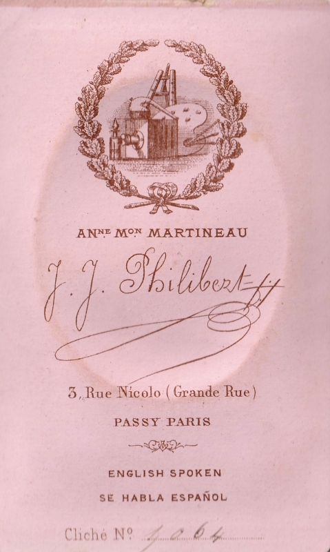 Homme jeune avec un soupçon de moustache
