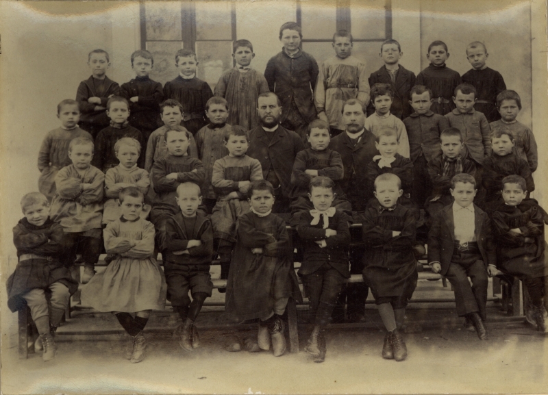 Photo de classes de garçons - deux instituteurs entourés de leurs élèves