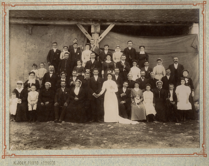 Groupe de noces dans une cour de ferme