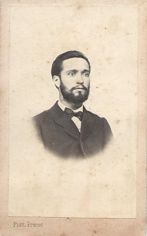 Homme avec un collier de barbe noire