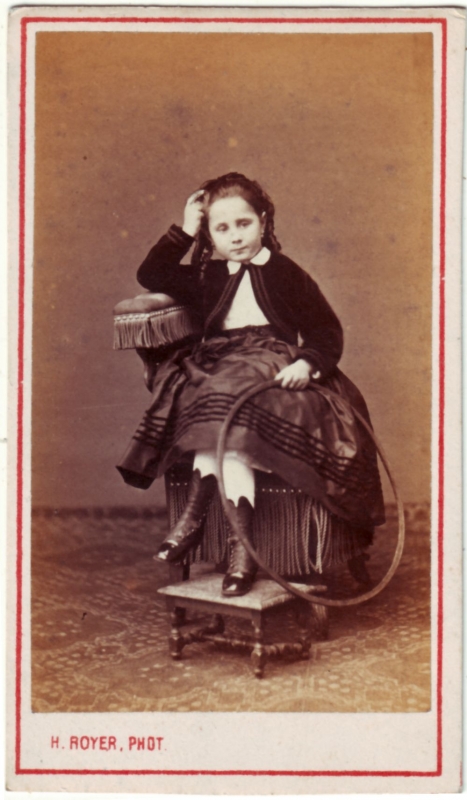 Henriette de Beaumont avec un cerceau