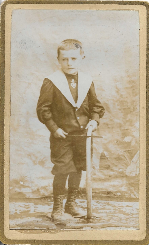 Garçon posant avec un cerceau