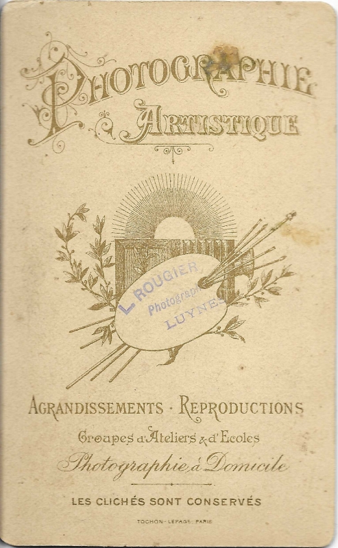 Garçon posant avec un cerceau