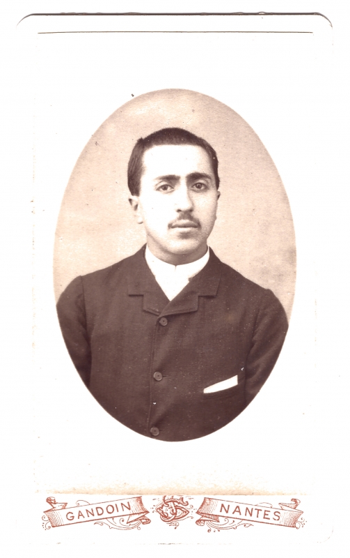 Homme jeune avec une légère moustache